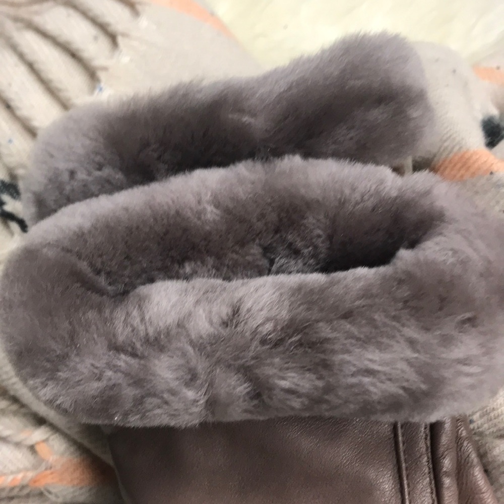 UGG Fur Trimmed Smart Stormy Gray Leather Gloves - Picture 5 of 5